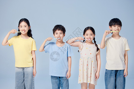 一群拿着牙刷刷牙的儿童形象图片