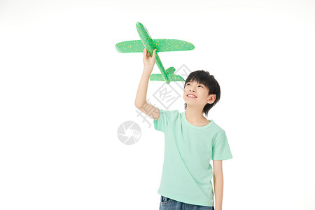 手拿飞机玩具的儿童背景
