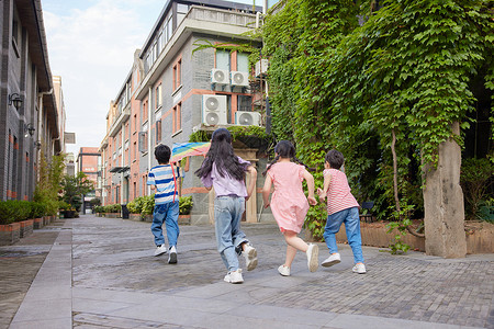 儿童小朋友户外追风筝奔跑背影图片