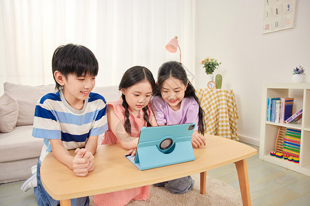 小朋友居家聚会看平板电脑幼童高清图片素材