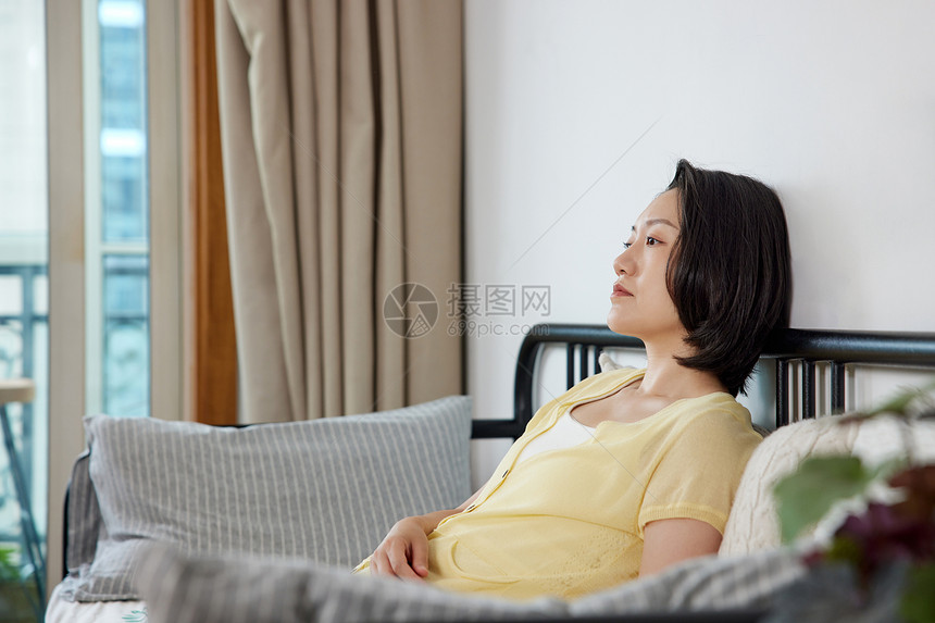 独自坐在沙发上发呆的女人图片