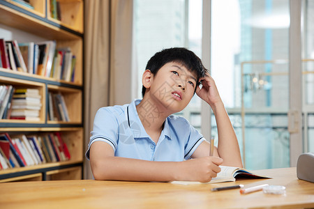 疑惑男孩疑惑思考的学生背景