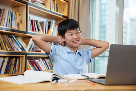 在线学习课程的男孩图片