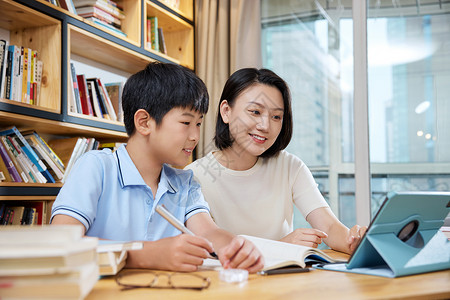 学生作业压力妈妈在家辅导儿子线上网课背景