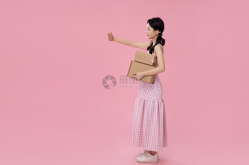 合成素材女性抱着礼物盒点击动作图片