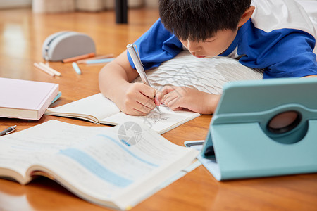 手绘儿童书本趴在地上做作业的男孩背景