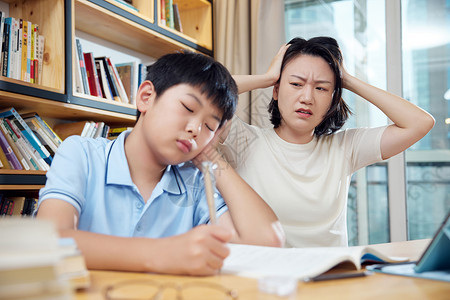 头疼男孩妈妈看着犯困的孩子感到头痛背景