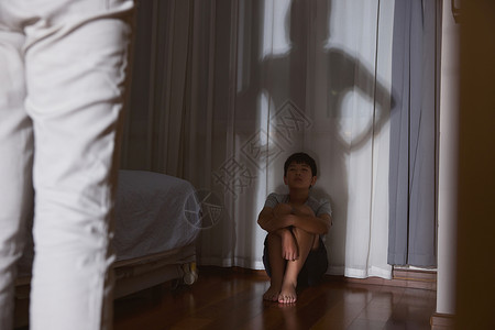 儿童抑郁父母施压下倍感压力的男孩背景