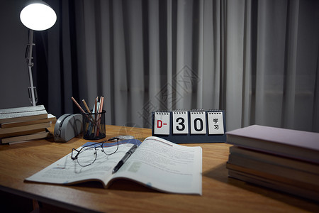 书桌夜晚桌面上的学习倒计时日历背景