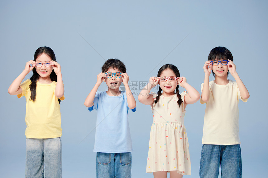 四个小朋友戴上新眼镜图片