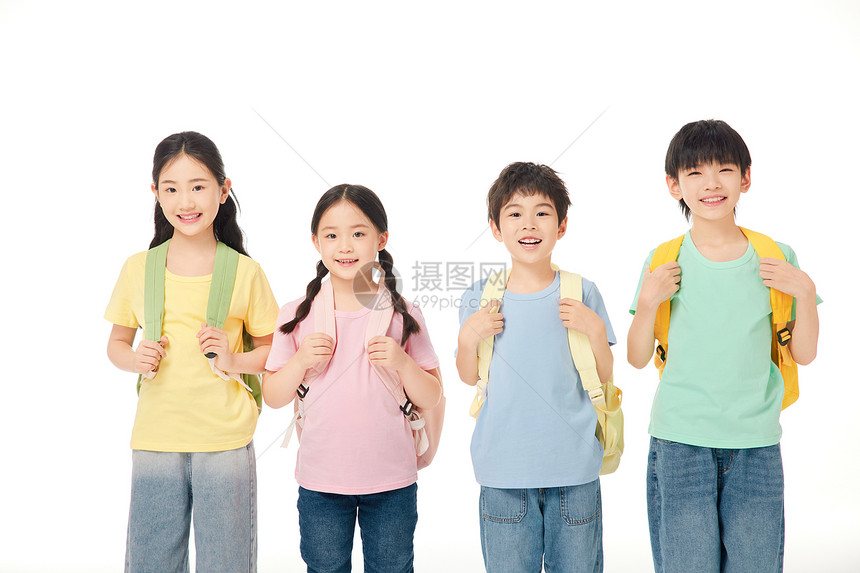 小朋友们背上书包并肩站在一起图片