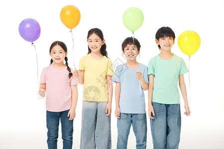 四个小朋友们手里拿着彩色气球享受高清图片素材