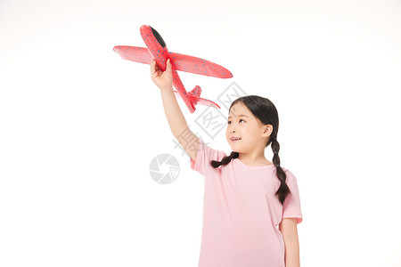 男生衣服穿着粉色衣服的小女孩拿着红色飞机玩具背景