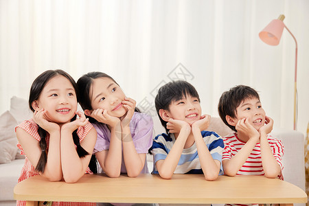 四个小朋友用手撑着头期待未来男孩高清图片素材