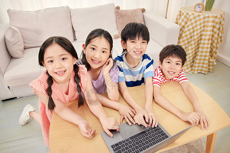 四个小朋友一起在客厅看电脑居家学习高清图片