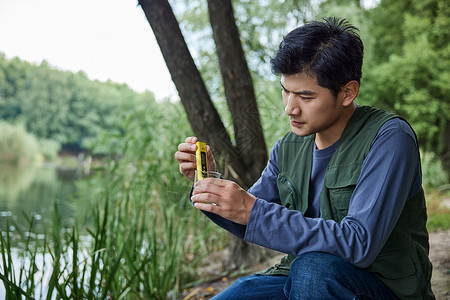 户外检测水质的科研人士图片