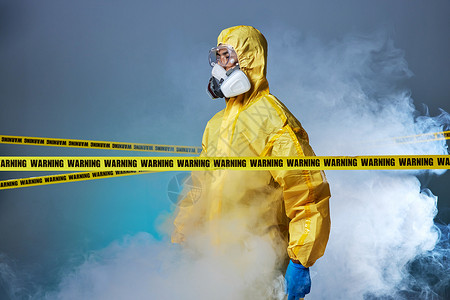 被警戒线环绕的核污染防护人员图片
