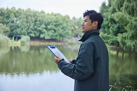 户外检测水质记录信息的工作人员背景图片