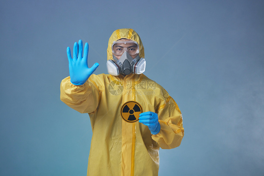核污染现场打出拒绝手势的工作人员图片