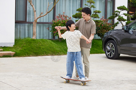 环保一家人父亲陪孩子滑滑板背景