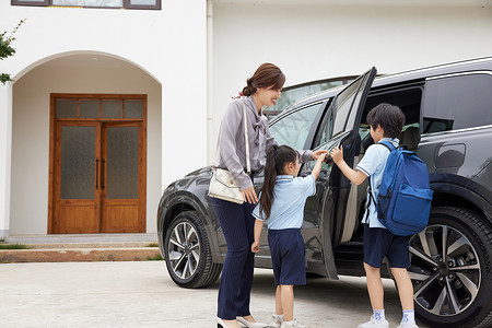 妈妈开车送孩子上学图片