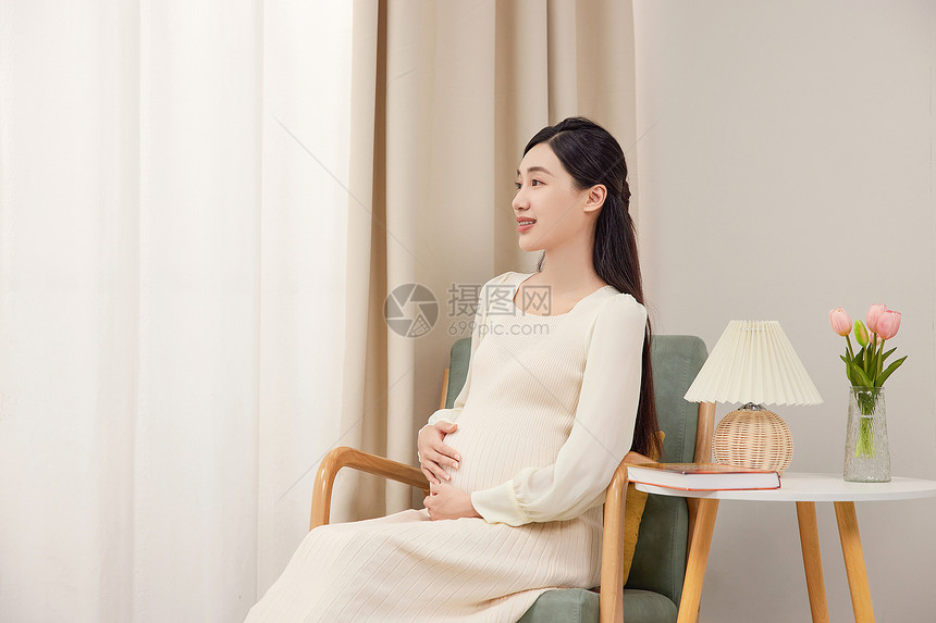 在客厅休息的孕妇图片