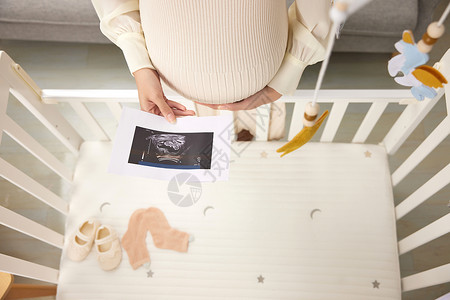即将临产的孕妇看B超单背景图片