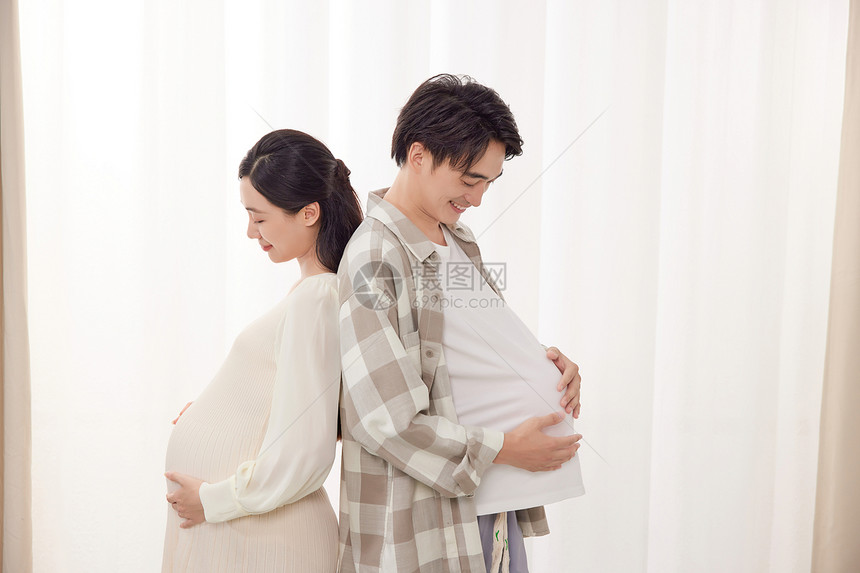 孕妇和大肚子爸爸和合照图片