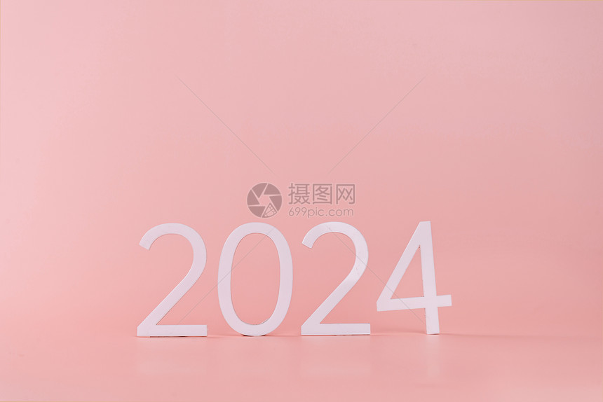 粉色背景上的数字2024图片