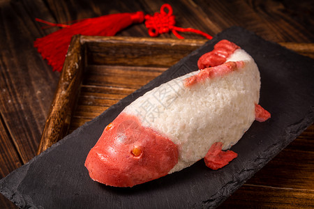龙年年年有鱼对联春节期间家里的年年有鱼糯米饭背景