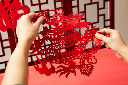 红色鱼形剪纸春节红色龙窗花背景