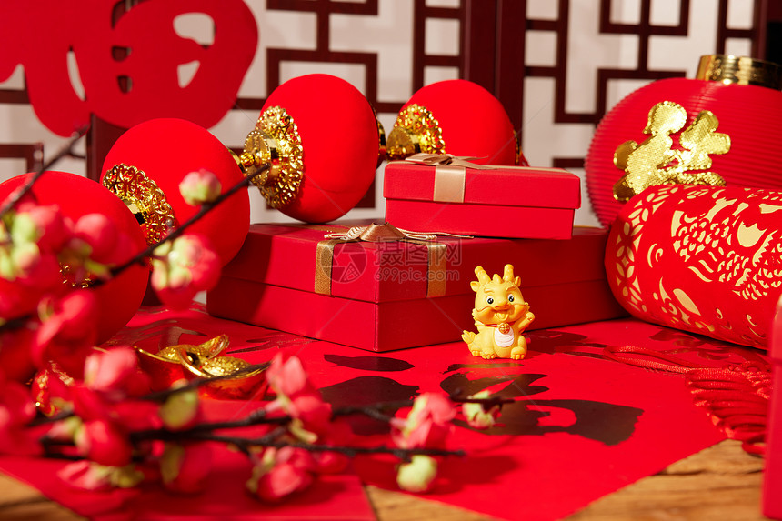 新年喜庆红色小灯笼和礼盒图片