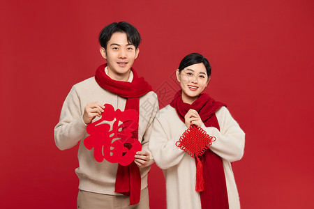 手拿福字和中国节的年轻情侣背景图片