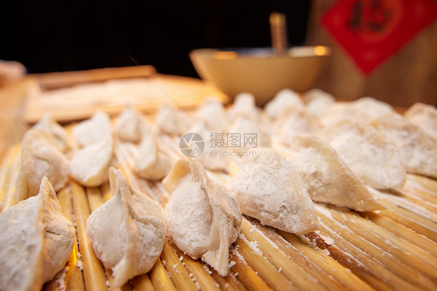 新年粘板上的生饺子图片