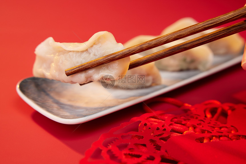 红色背景下的新年饺子水饺图片