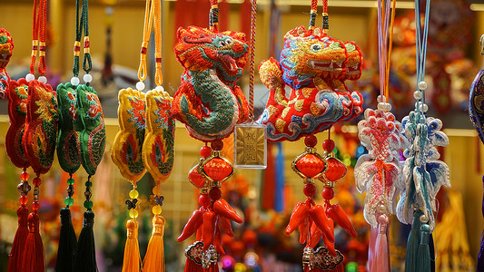 龙年新年中国风年货市场龙年春节装饰挂件背景