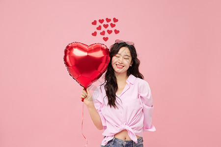 粉色台子爱心手拿红色气球的情人节甜美女性背景