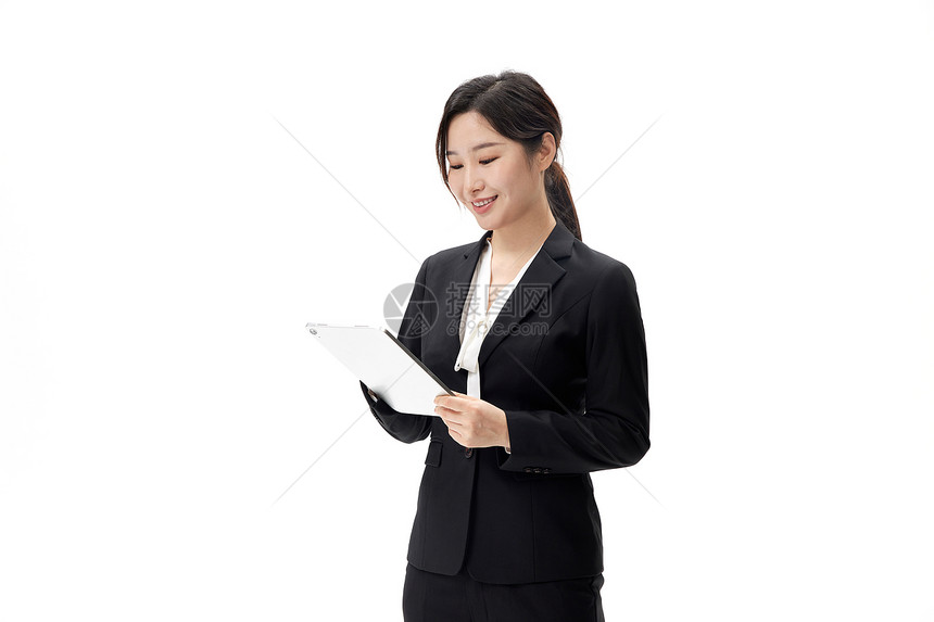 手拿平板穿着正装的职业女性形象图片