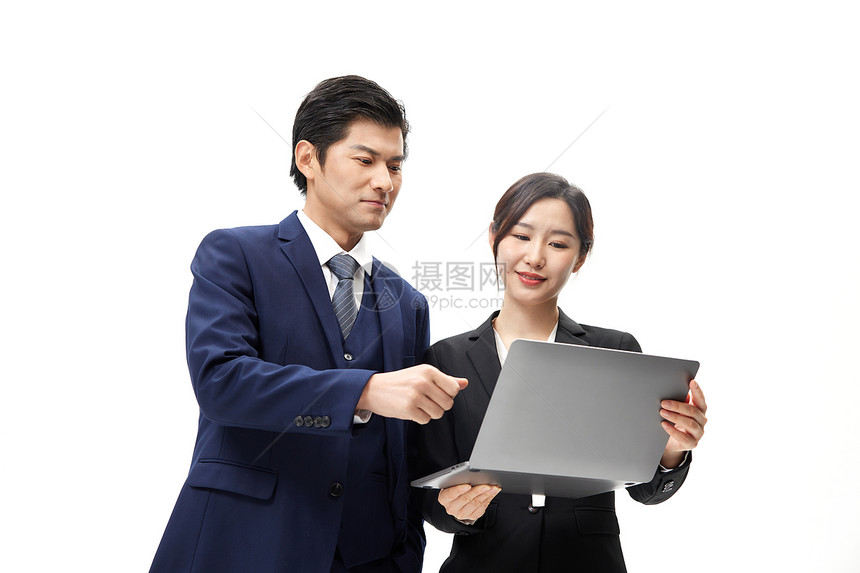 商务男女手拿笔记本电脑讨论工作图片