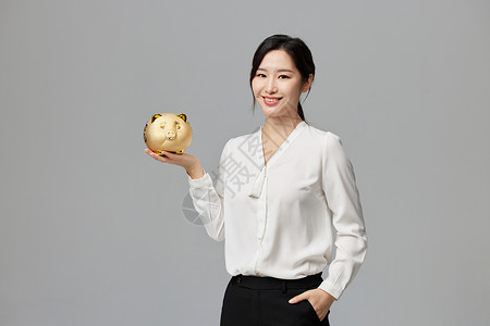 商务女性手拿小金猪背景图片