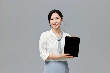 手拿平板的商务女性背景图片
