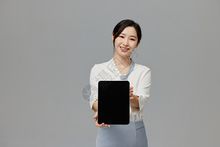 手持平板的商务女性背景图片