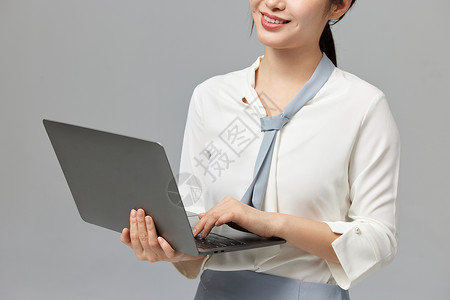 手拿电脑的商务女性背景图片