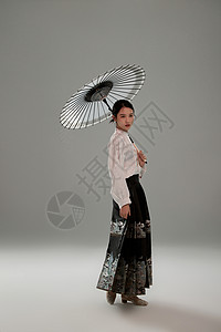 身着马面裙撑伞的古典美女图片
