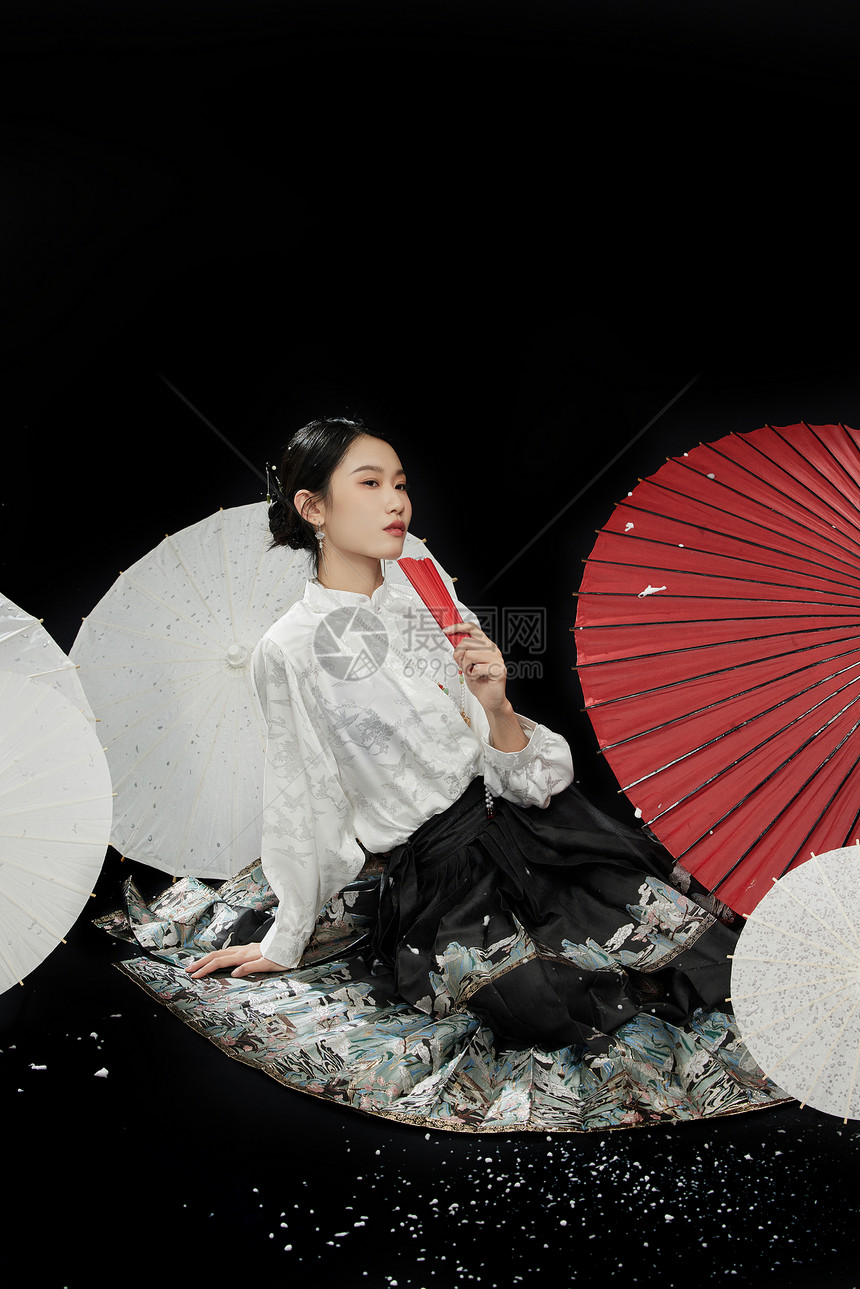 新中式马面裙古典美女图片