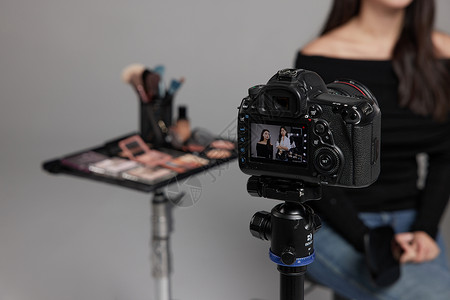 网红室内素材化妆师给模特化妆相机特写背景