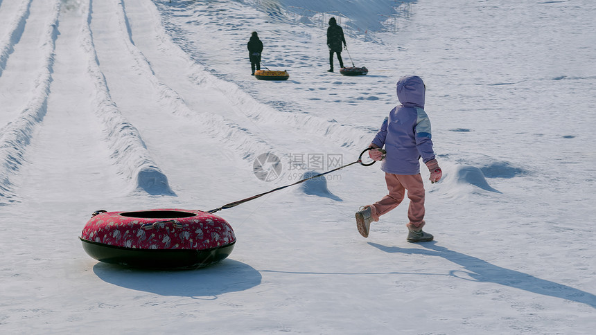 小女孩冬季冰雪运动图片