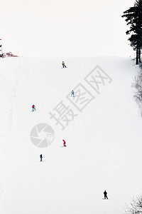 滑雪场上的滑雪爱好者背景图片