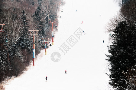 滑雪场上的滑雪爱好者高清图片