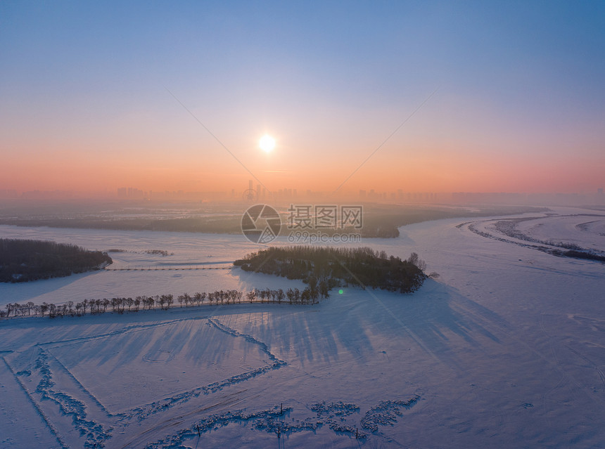 航拍远处的哈尔滨第二十五届冰雪大世界摩天轮图片